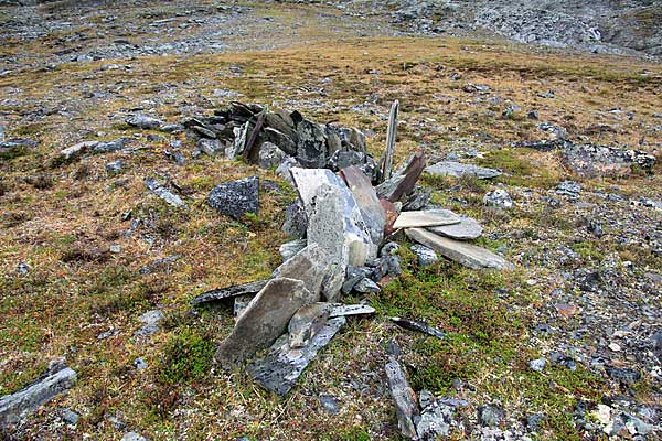 Aufgestellte Steine im Šiellavággi