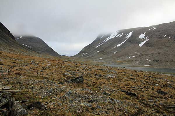 Blick zum Pass zwischen Hoŋgá und Šiellačohkka