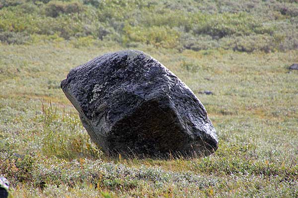 Felsen am Ufer des Lulip Hoŋggánjira