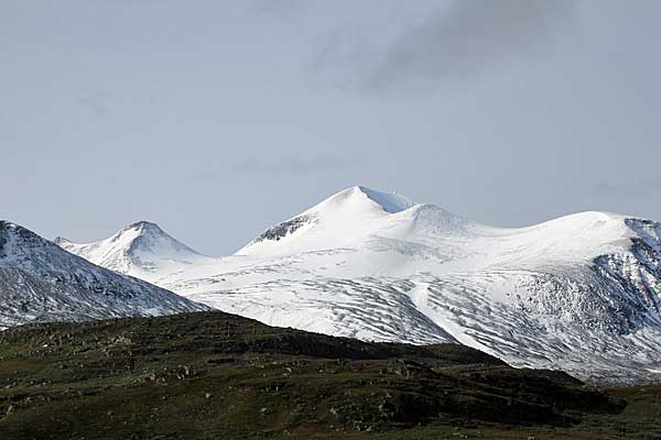 Neuschnee am Kåtotjåkkå-Massiv