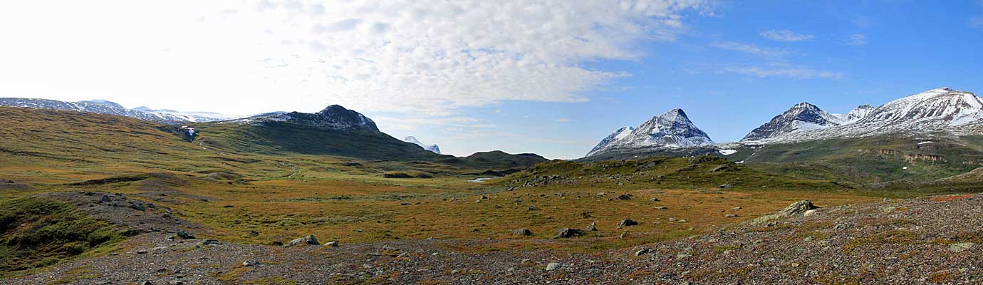 Panorama Alisvággi mit Suorivárri, Šiellačohkka, Hoŋgá und Gielasčohkka