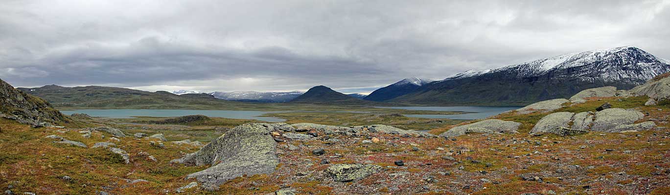 Blick zum Gárddenvárri vom See bei Áhpparbohki