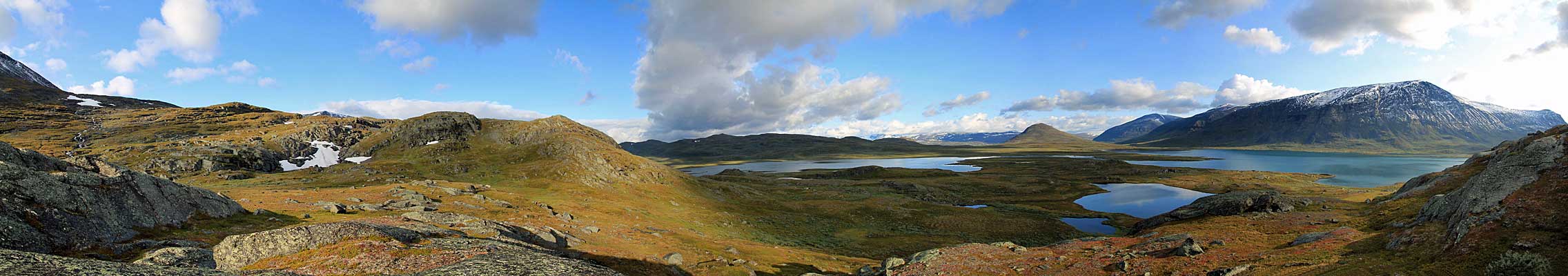 Panorama vom See bei Áhpparbohki über das Alisvággi