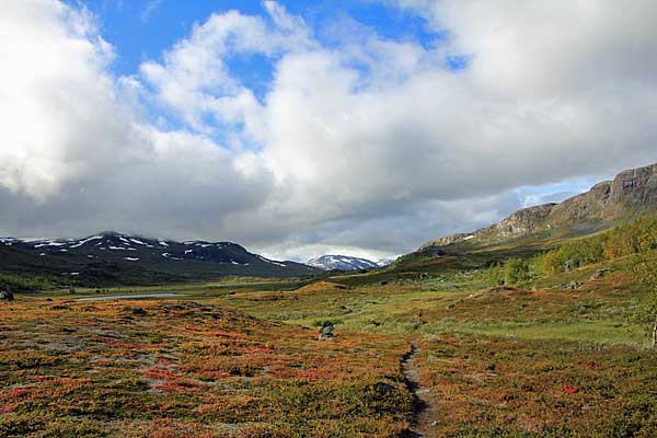 Blick nach Westen durch das herbstlich verfärbte Tal