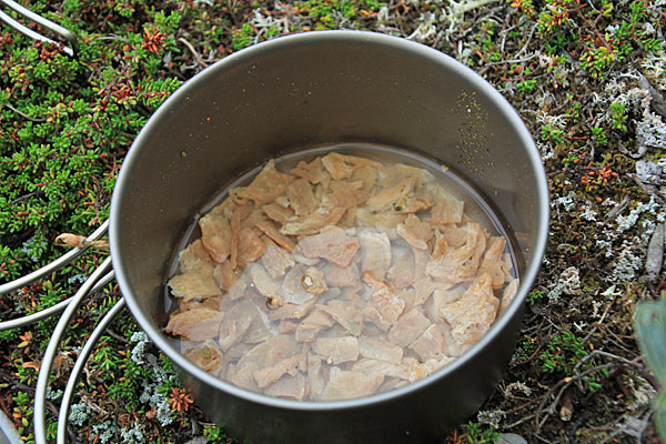 Hühnerfleisch wird eingeweicht