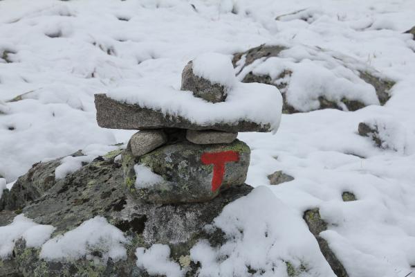 Steinmännchen mit schneefreier Markierung