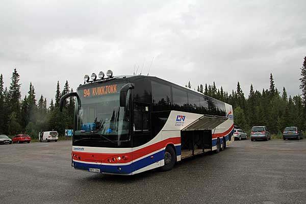 Bus auf dem Parkplatz in Kvikkjokk