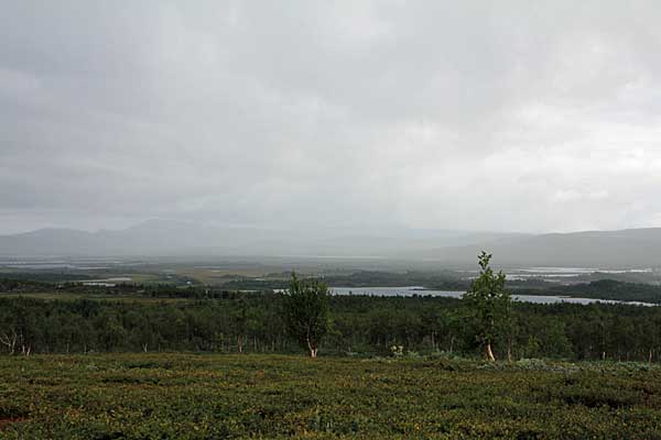 Regenwolken ziehen über die Pårek-Ebene