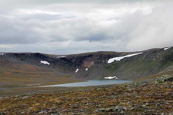 Tjievrjávrre-See und Steilwand Tjievramåsske