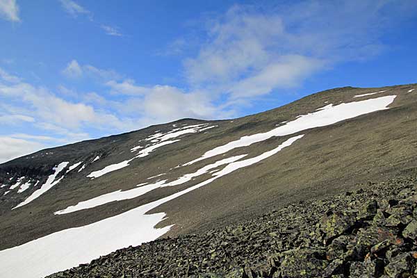 Blauer Himmel über dem Pårtetjåkkå Observatorium