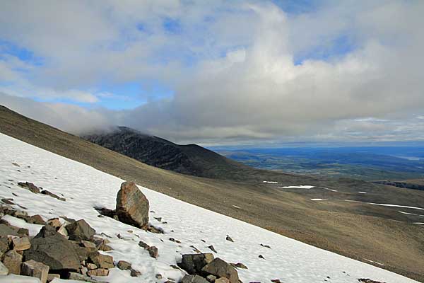 Schneefeld unterhalb des Pårtetjåkkå Observatorium