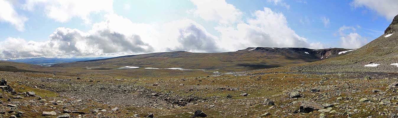 Abstieg zum Fluss aus dem Tjievrjávrre