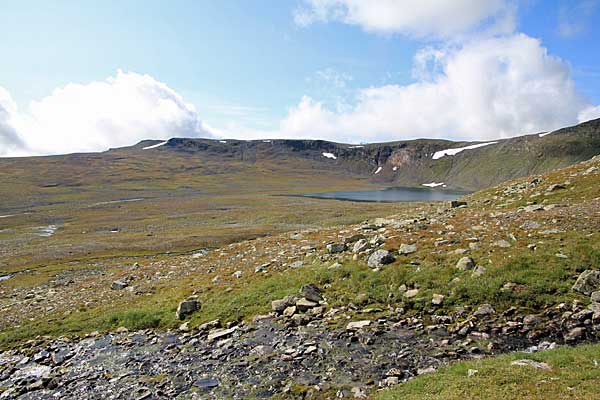 Tjievrjávrre-See, Sähkokpass und Steilwand Tjievramåsske