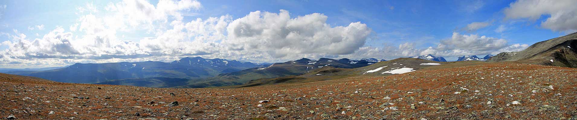 Blick zum Njoatsosvágge, Tjuoldavágge und Tarrekaise-Massiv