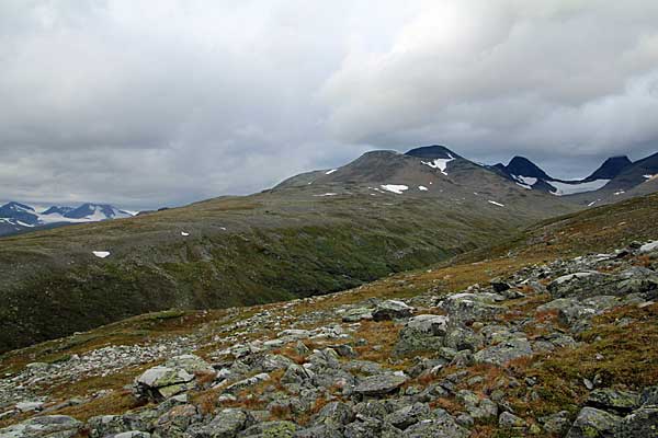 Schlucht des Ruopsokjåhkå mit Loametjåhkkå und Sájtáristjåhkkå