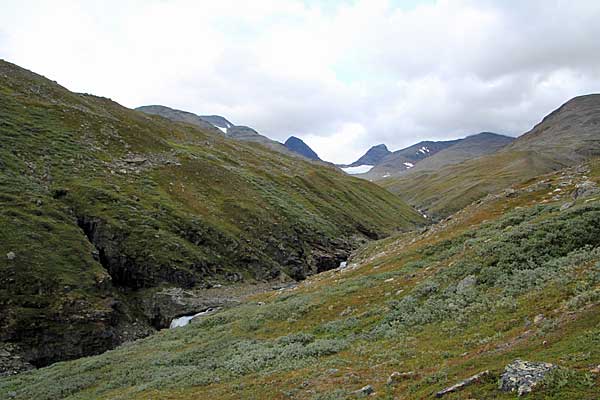 Schlucht des Ruopsokjåhkå mit Sájtáristjåhkkå und Bårddetjåhkkå