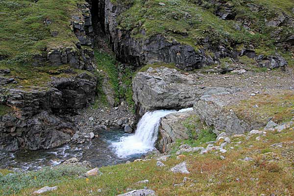 Wasserfall des Ruopsokjåhkå