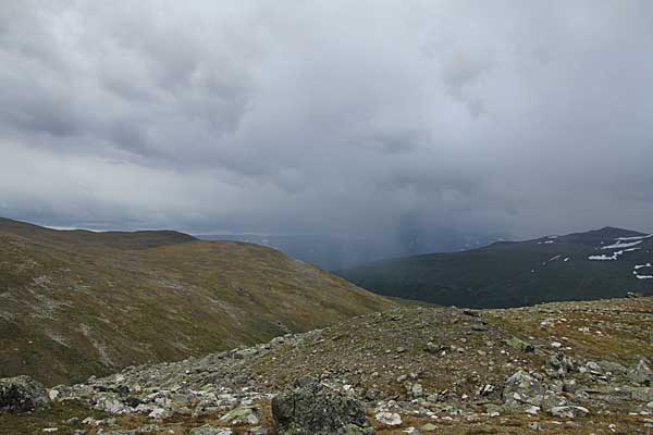 Regen an der Schlucht des Ruopsokjåhkå