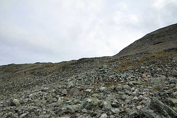 Aufstieg zur Terrasse an der Westflanke des Loametjåhkkå