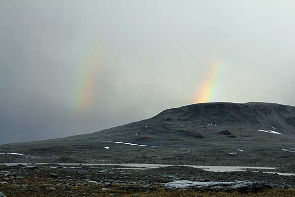 Regenbogen über dem Pårte-Massiv