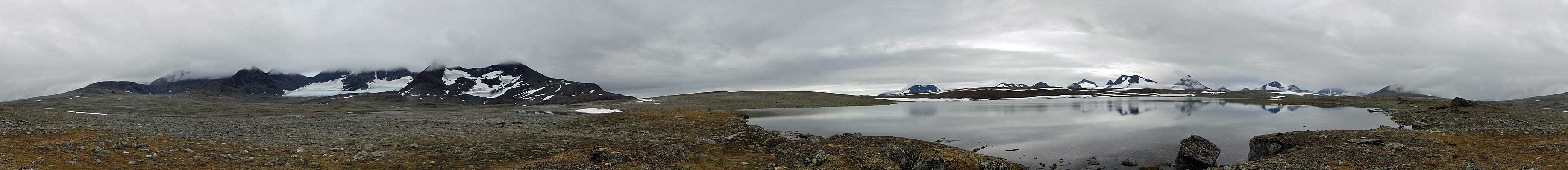 Am See Bálgatjávrásj auf der Luohttoláhko-Ebene