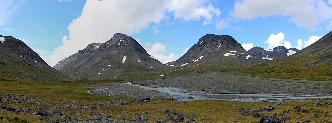 Sarvesjåkkå und Mündung des Flusses vom Gletscher Rijddajiegŋa 