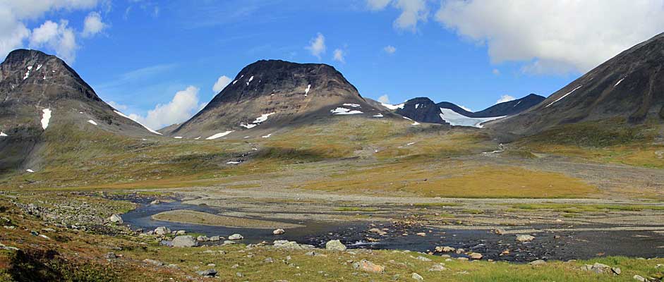 Blick zum Niejdariehpvágge und Gletscher Rijddajiegŋa