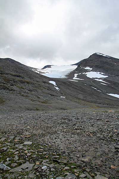 Gálmme und Gletscher am Skájdetjåhkkå