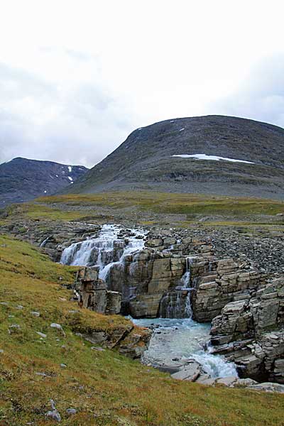 Der Niejdariehpjågåsj stürzt in eine enge Schlucht