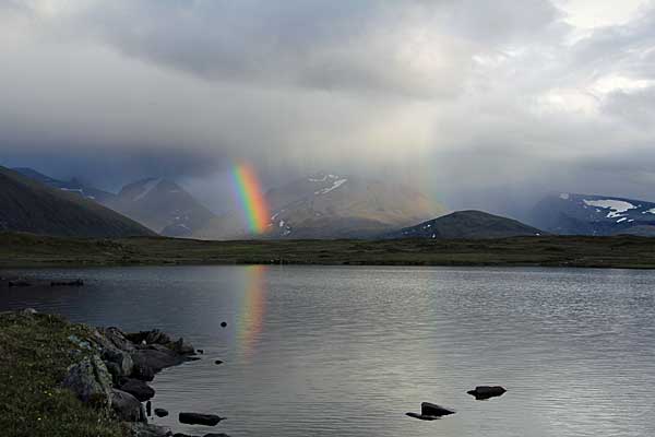 Lulep Rissájávrre und Regenbogen über dem Sarek