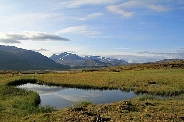 Blick zum  Sarvesvágge und Tjåggŋåristjåhkkå