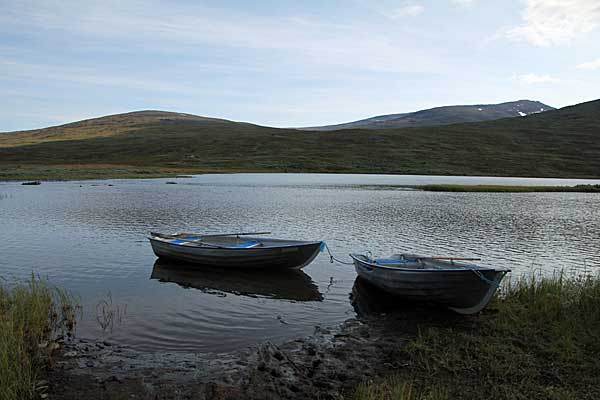 Ruderboote am Álggajávrre