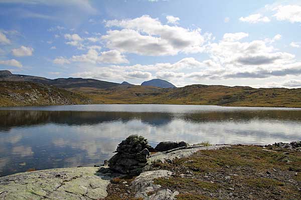 Altes Steinmännchen am kleinen See südlich des Vássjájávrátja