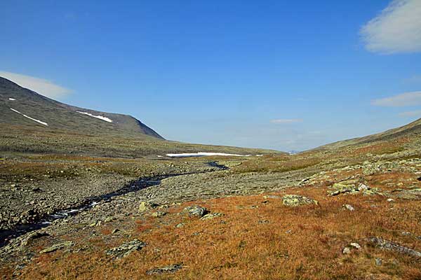 Der Vãllejåhkå kommt von der Passhöhe