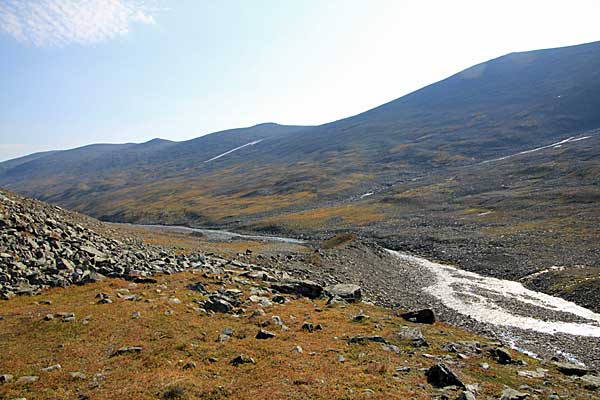 Am Erdwall beginnt der Aufstieg vom Vállejåhkå