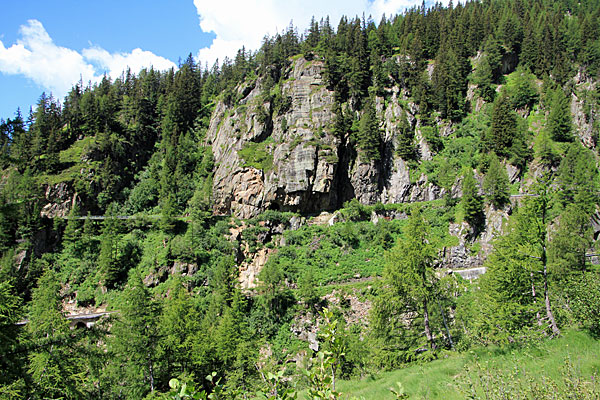 Strasse und Bahnstrecke im Rhonetal