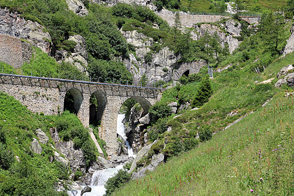 Eisenbahn- und Strassenbrücke