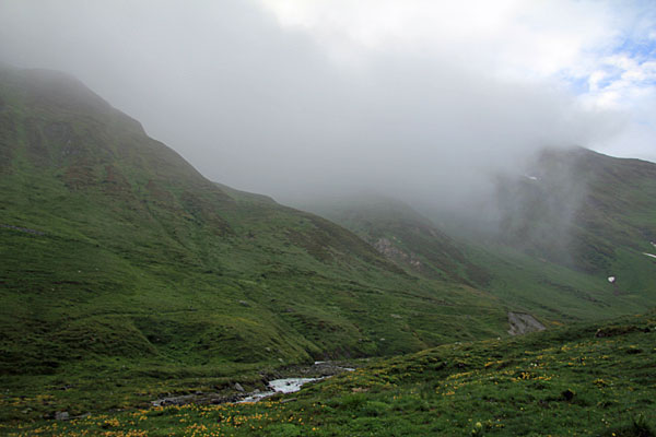 Wolken ziehen über den Furkapass