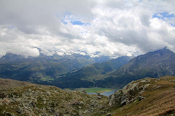 Piz Bernina liegt in den Wolken