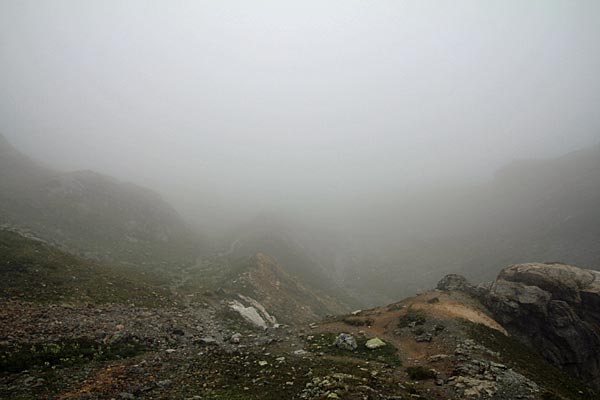 Der Nebel hängt tief im Val Grevasalvas