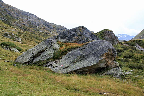 Vorbei an grossen Felsen