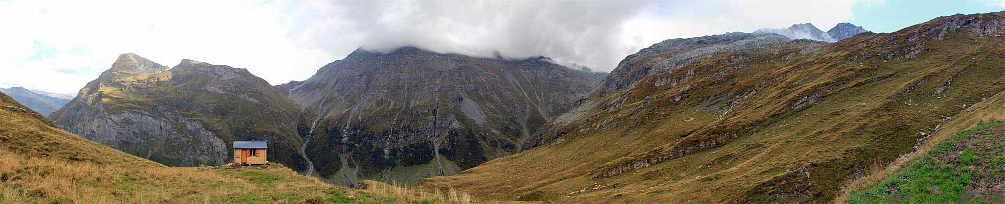 Alphütte mit Guggernüll und Piz Tambo