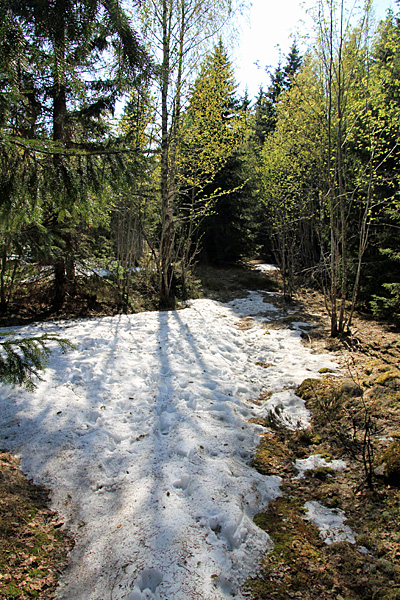 Alt-Schnee beim Abstieg nach Lidebro