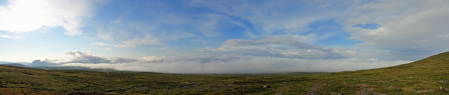 Wolken ziehen ins Tal