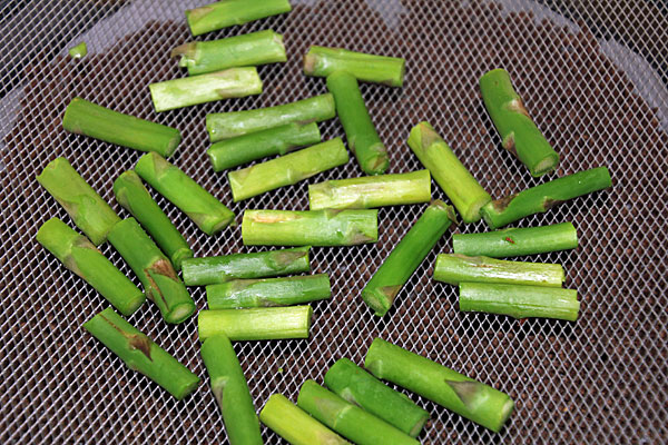 Grüner Spargel vor dem Dörren