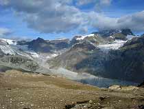 Blick über das Zmutt-Tal zum Wandfluehorn und Dent Blanche