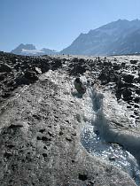 Geröll und Schmelzwasserbach