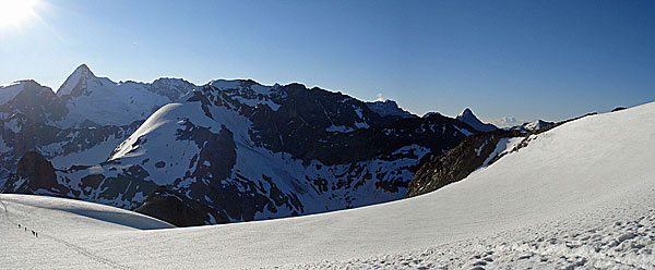 Abstieg vom Col de l'Eveque zum Haut Glacier d'Arolla mit dem markanten Dent d'Herens im Hintergrund links