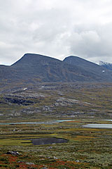 Blick über den Rádujávri zum Godučohkka-Massiv