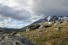 Blick zurück zum Pass zwischen Áhkka und Sjnjuvtjudis